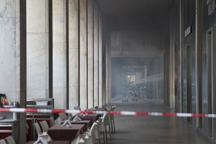 Milano, la colonna di fumo in centro nei pressi del Duomo 6
