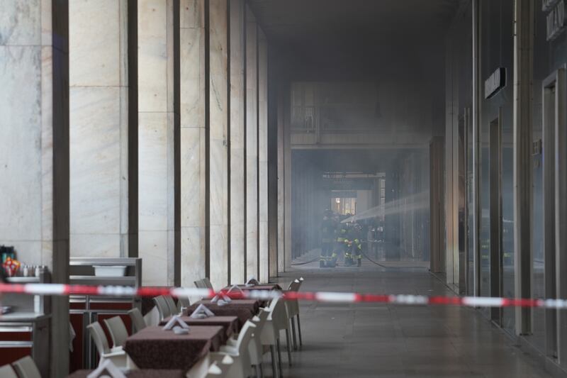 Milano, la colonna di fumo in centro nei pressi del Duomo 6