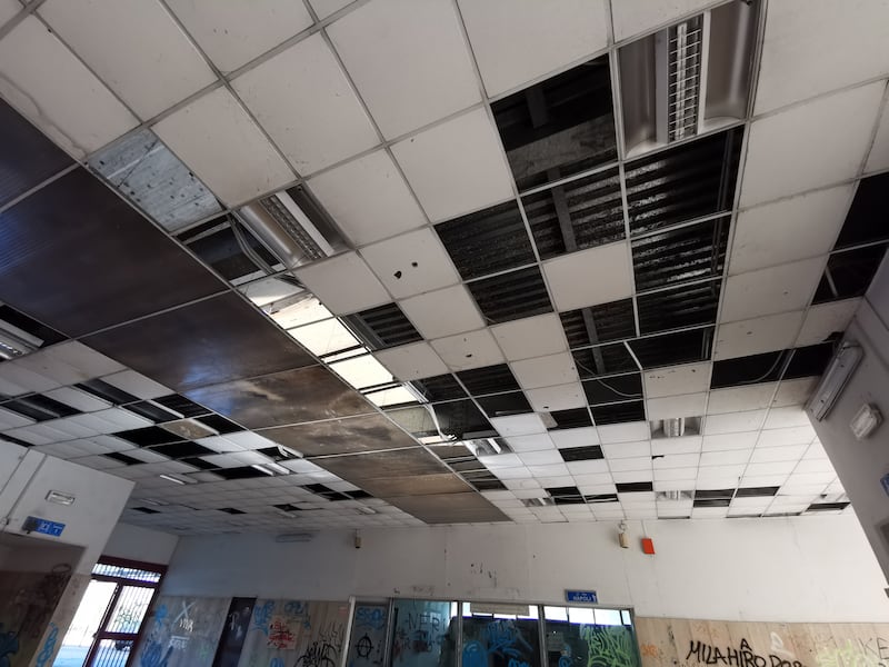 Nella stazione da incubo, tra svastiche, scritte razziste e abbandono 9
