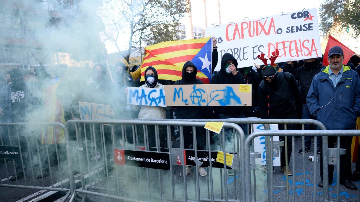 Barcellona è nel caos: scontri tra polizia e indipendentisti