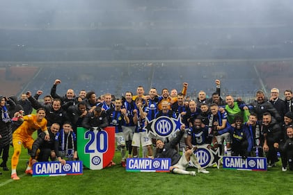 Esplode la gioia dei giocatori dell'Inter dopo la vittoria nel derby 3