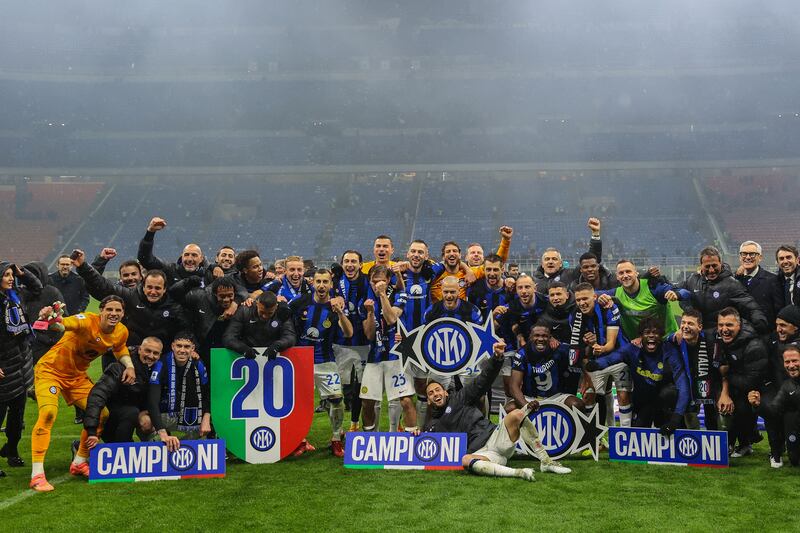 Esplode la gioia dei giocatori dell'Inter dopo la vittoria nel derby 3