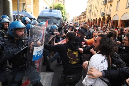Scontri a Bologna durante lo sgombero dell'Istituto Santa Giuliana 5