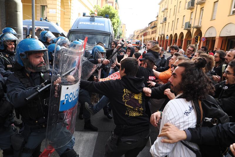 Scontri a Bologna durante lo sgombero dell'Istituto Santa Giuliana 5
