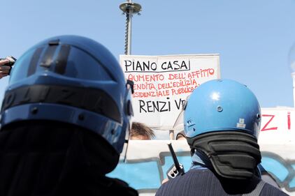 Antagonisti contro la polizia a Pisa 6