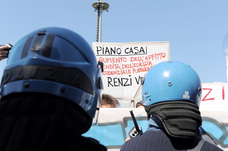 Antagonisti contro la polizia a Pisa 6