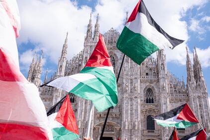 Il 25 aprile di Milano senza il Tricolore: "l'invasione" del vessillo palestinese per la Liberazione 9