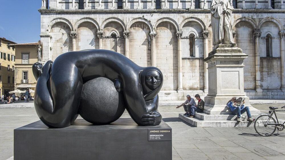 La scultura di Deredia è femmina e materna