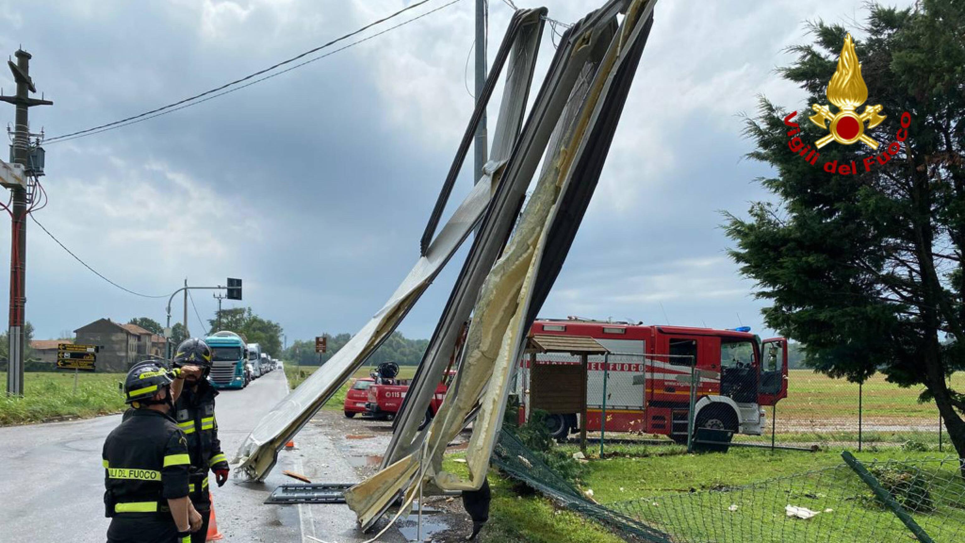Nubifragi nel Nord Italia. Donna muore in Brianza schiacciata da un albero