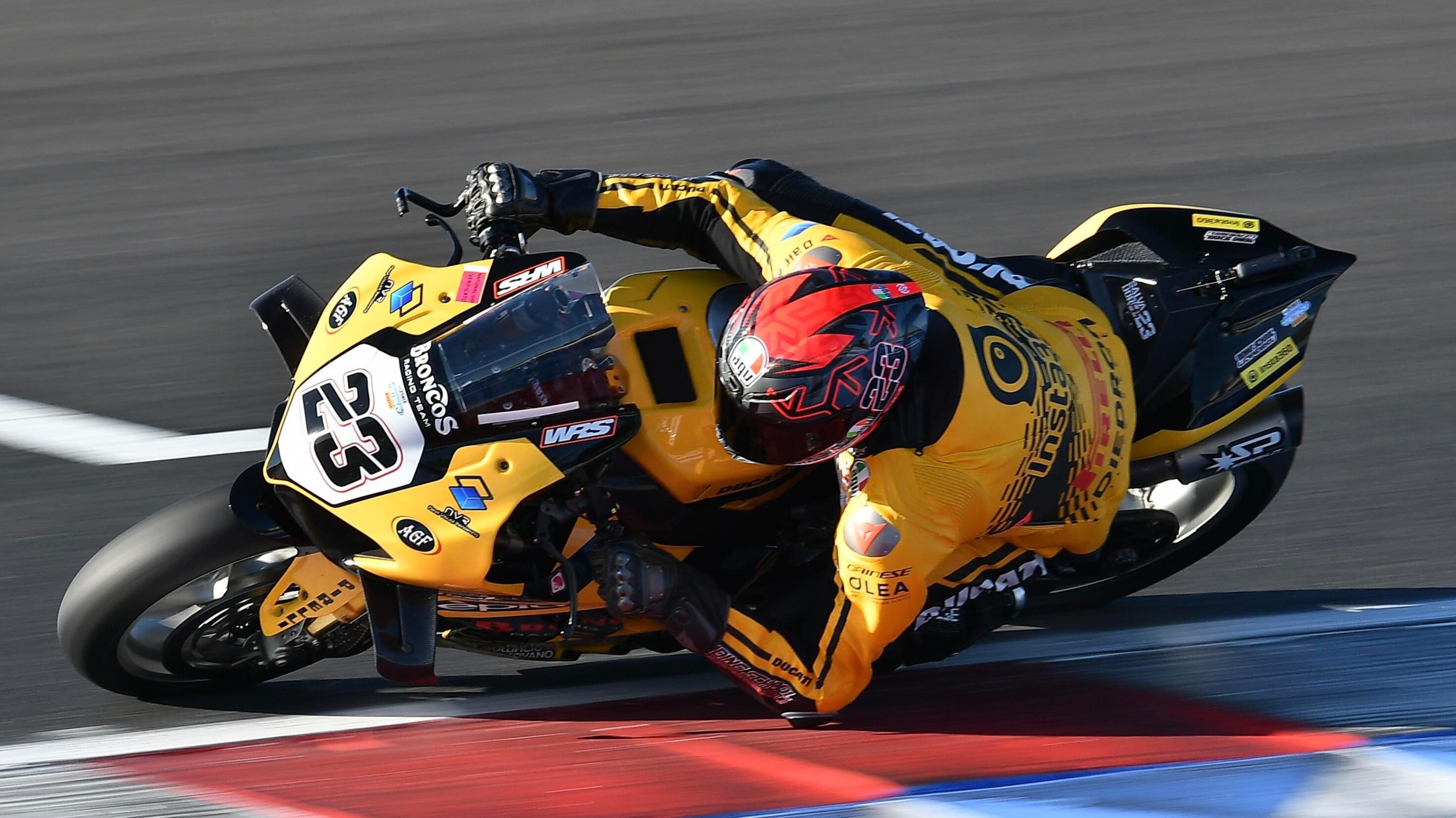 Motociclismo, tragedia in pista. Il contatto al primo giro e l'incidente: muore Luca Salvadori
