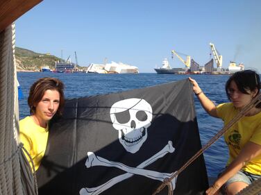 Blitz di Legambiente davanti alla Costa Concordia 4