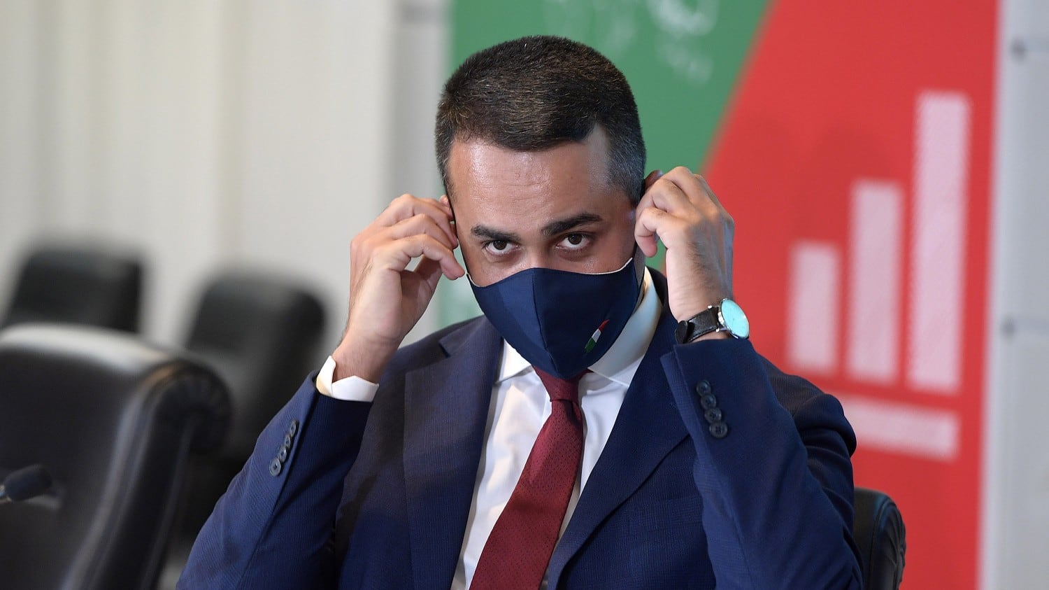 Secchiate e auto blu. La favola a 5 Stelle finisce malamente nella terra di Di Maio