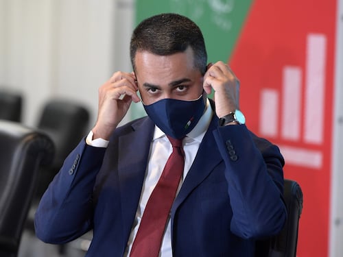 Secchiate e auto blu. La favola a 5 Stelle finisce malamente nella terra di Di Maio