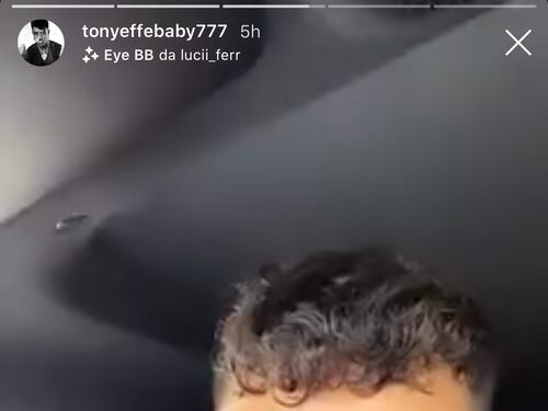 Tony Effe sfreccia a 244 km/h e si fa i selfie alla guida: "Scappando dal virus"
