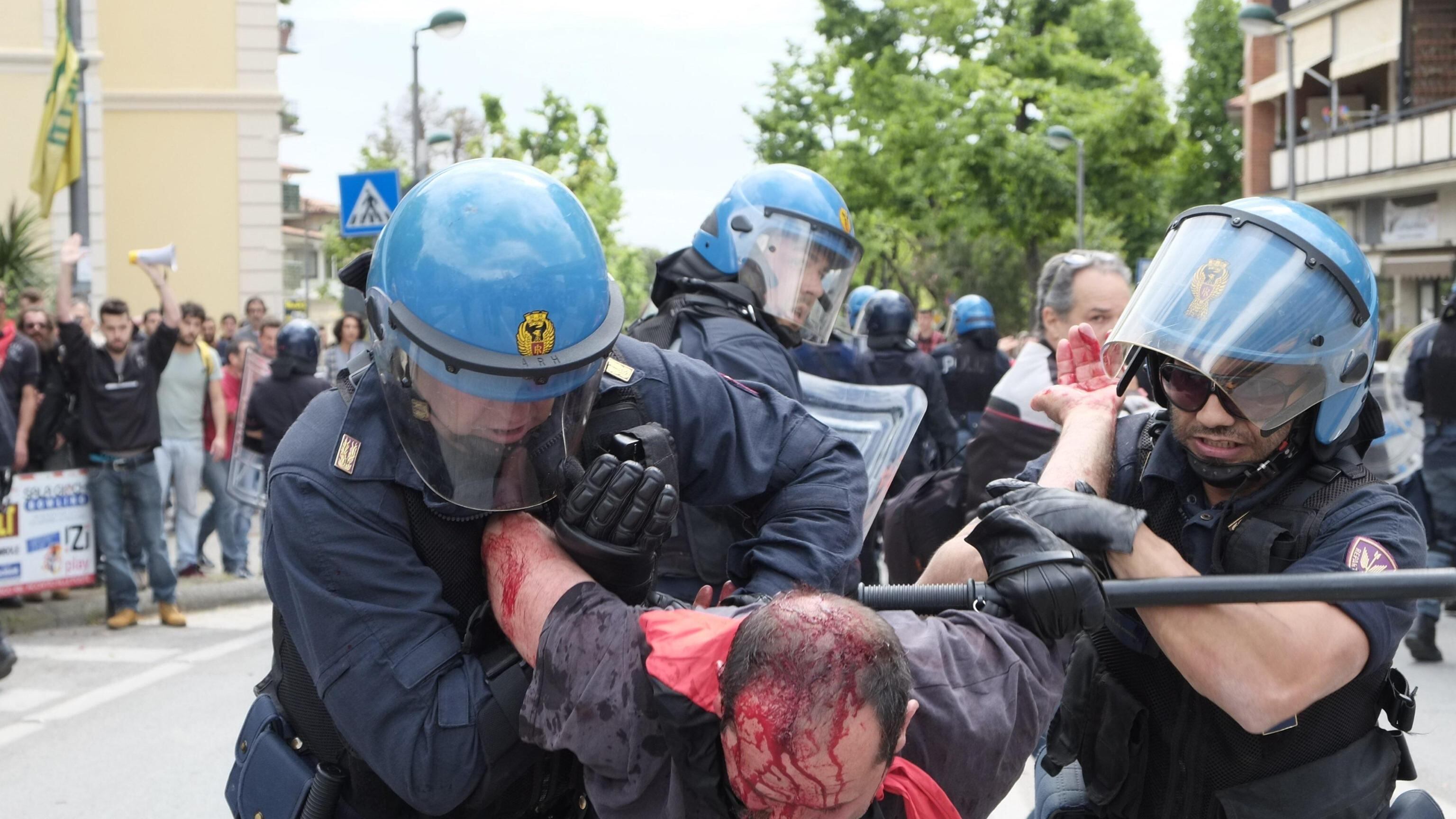 Scontri, inseguimenti e contestazioni gli antagonisti vogliono linciare Salvini