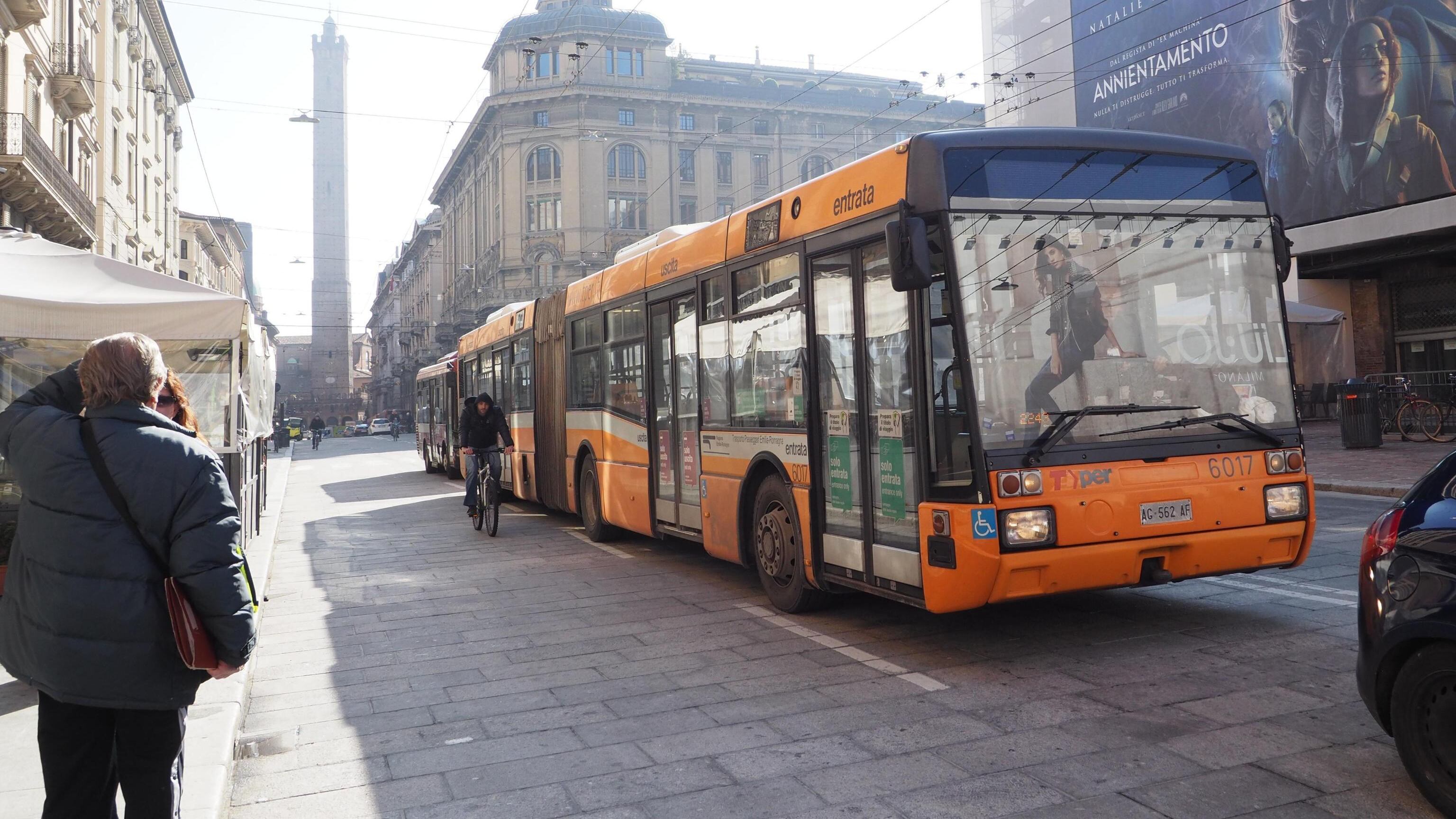 Il bus si ferma troppo avanti, il passeggero stacca l'orecchio a morsi all'autista