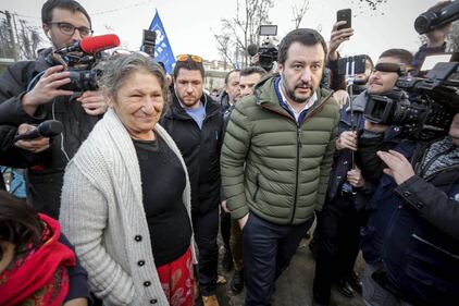 Torino, Salvini circondato dai bambini rom 10