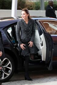 Kate Middleton all'ospedale pediatrico, ma la gonna la mette in imbarazzo 8