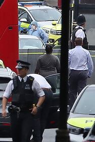 Londra, auto contro il parlamento 13