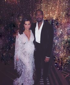 Kim Kardashian e sorelle festeggiano i 60 anni della mamma 12