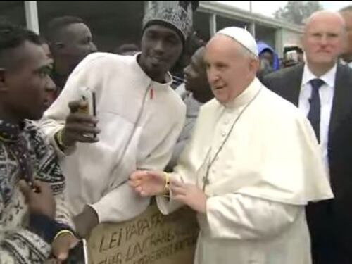 Il Papa visita l'hub per migranti: "Gli Stati aprano corridoi umanitiari"