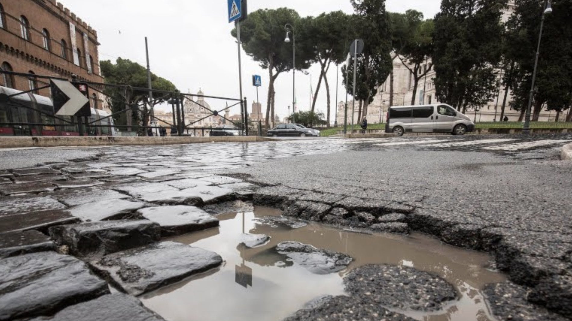 Danni da buche stradali: ecco come e quando chiedere il risarcimento per le riparazioni all'auto