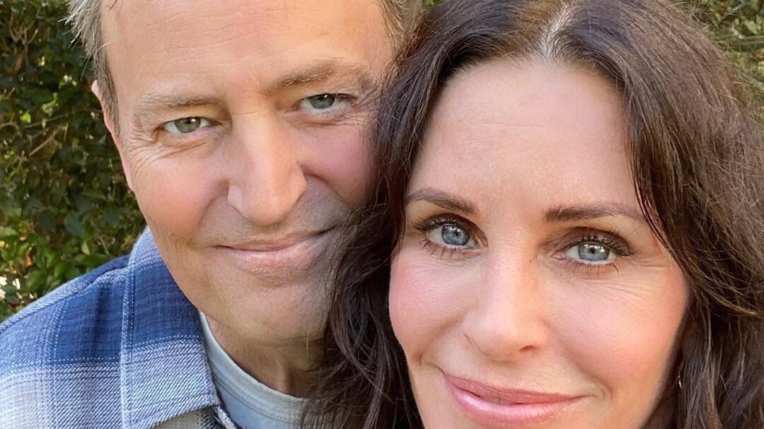 Friends, Monica e Chandler insieme sui social. Il web non li riconosce: “Troppo botox”