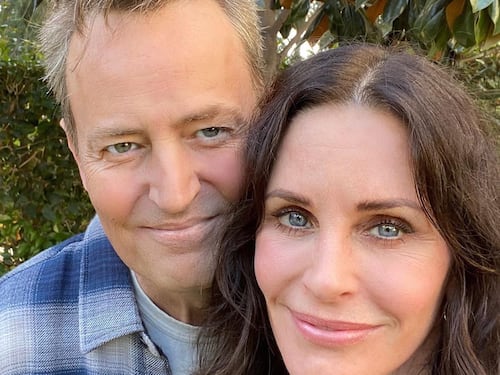 Friends, Monica e Chandler insieme sui social. Il web non li riconosce: “Troppo botox”