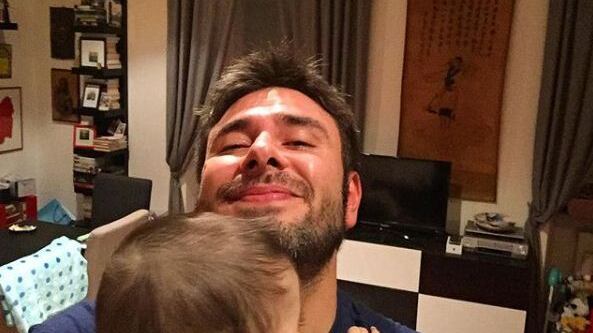 Pappe, pannolini e piscina: Di Battista papà dopo le elezioni