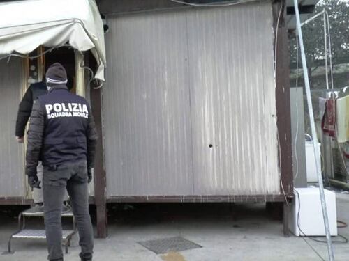 Il rom ruba gli arnesi all'operaio, poi cerca di investirlo