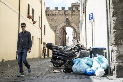 Roma, sciopero rifiuti: il disagio per le vie della città 10