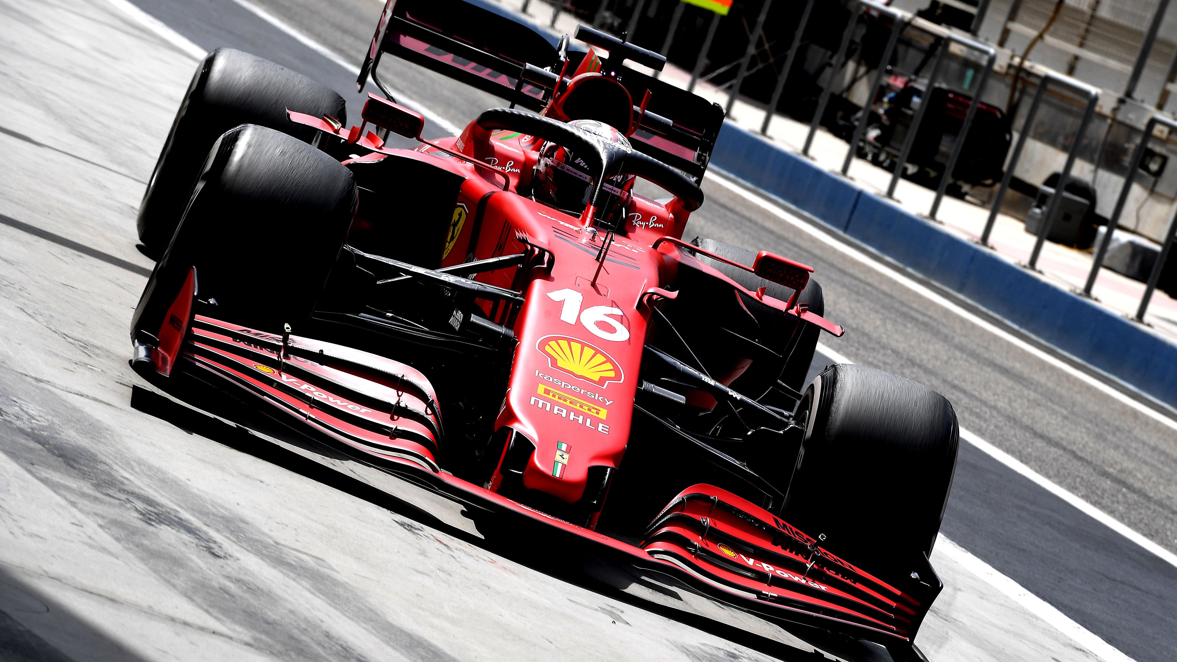 È una strana F1 al via. Da Hamilton "precario" alla Ferrari dei 2 Carlo. Sperando non litighino