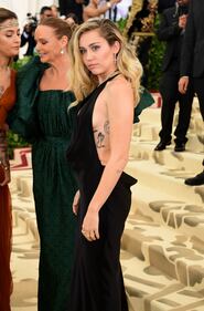 Met Gala 18, Miley Cyrus e la scollatura hot 1