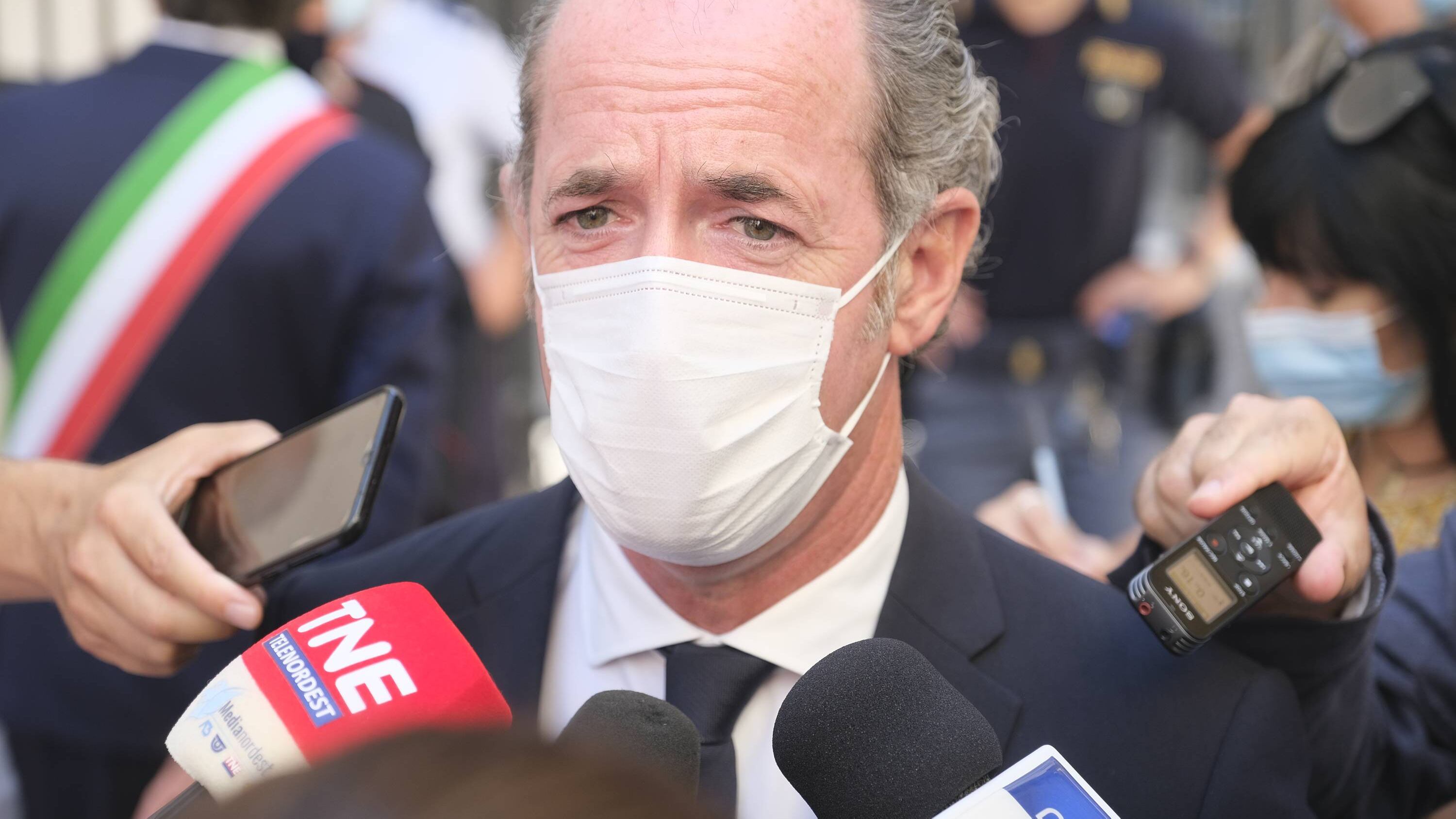 Vaccini, tensione tra Stato e Regioni. Entro fine mese 4,5 milioni di dosi