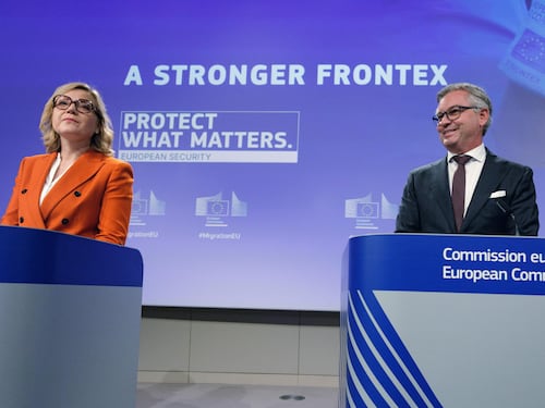 Migranti illegali, l’Ue presenta la riforma di Frontex: 30mila agenti, monitoraggio digitale e forza di reazione rapida