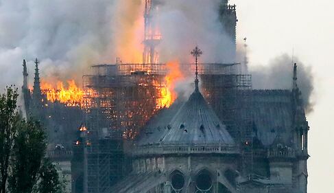 Parigi, la cattedrale di Notre Dame in fiamme 7