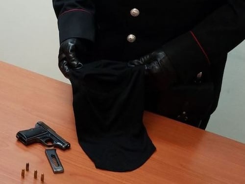 Mostra pistola al medico e un colpo uccide paziente. I parenti: "Morto come un pupazzo"