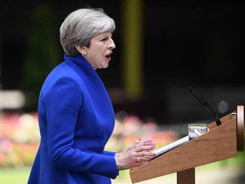 Theresa May va dalle regina e non molla: "Formerò un governo"