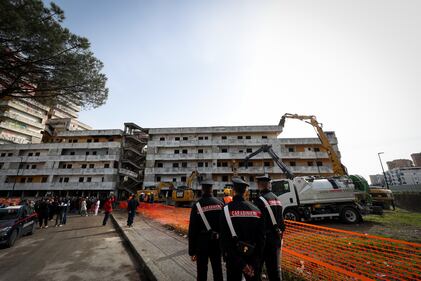 Scampia, inizia la demolizione della Vela gialla 10