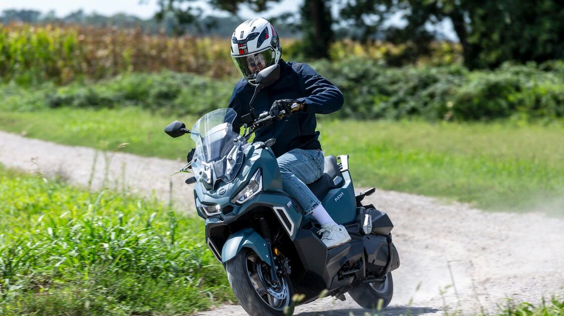 SYM ADX, il nuovo scooter crossover per la “giungla” urbana