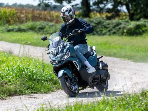 SYM ADX, il nuovo scooter crossover per la “giungla” urbana