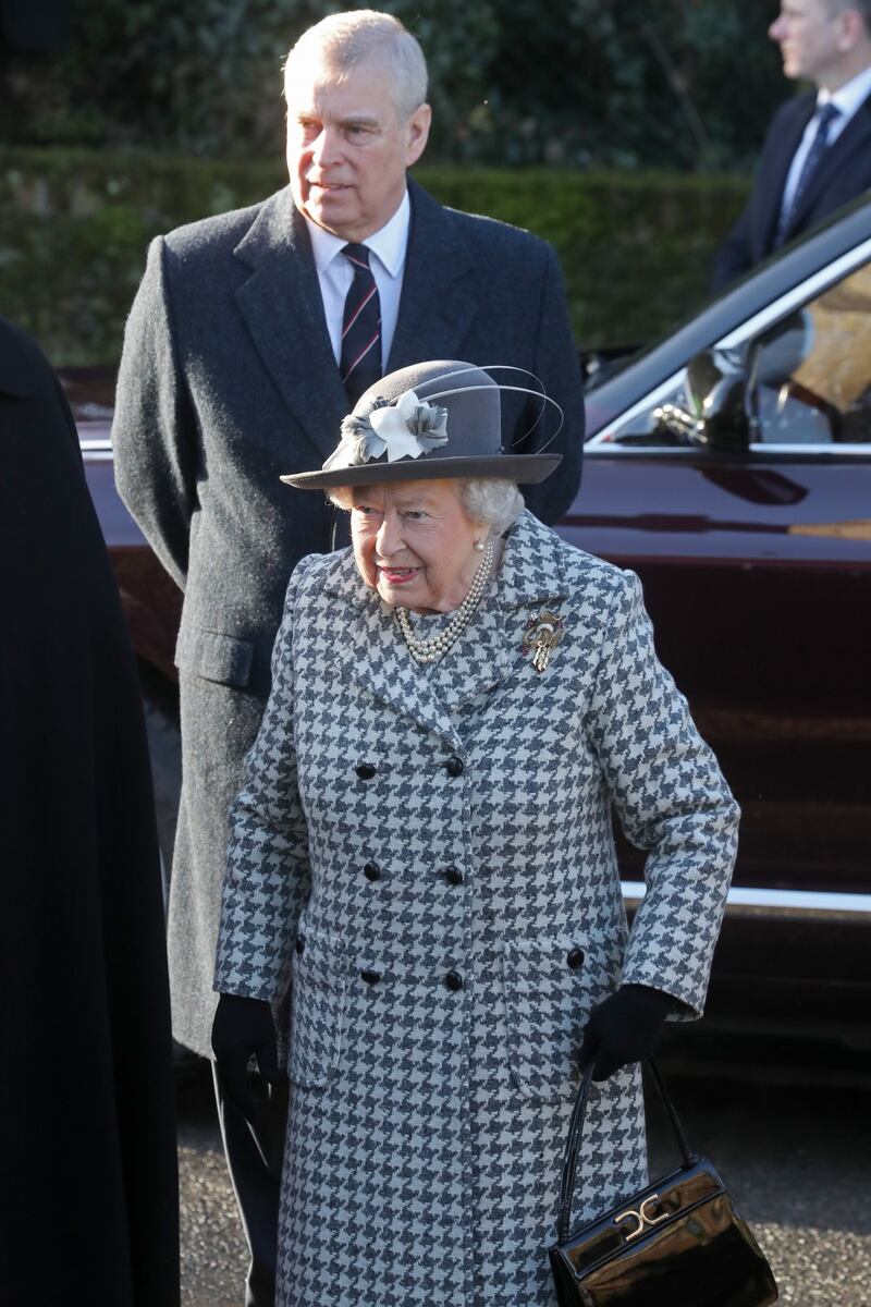 Prima uscita pubblica della regina al fianco del principe Andrea 6