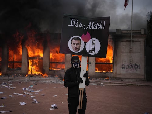 Tutti contro Mélenchon. Macron attacca Le Pen
