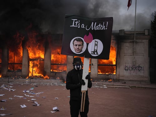 Francia, proteste e violenze da Parigi a Limoges: 855 fermi nella capitale, incendiato un municipio storico