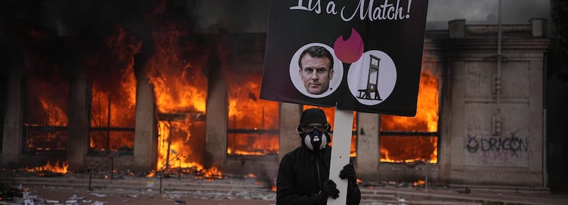 Francia, proteste e violenze da Parigi a Limoges: 855 fermi nella capitale, incendiato un municipio storico
