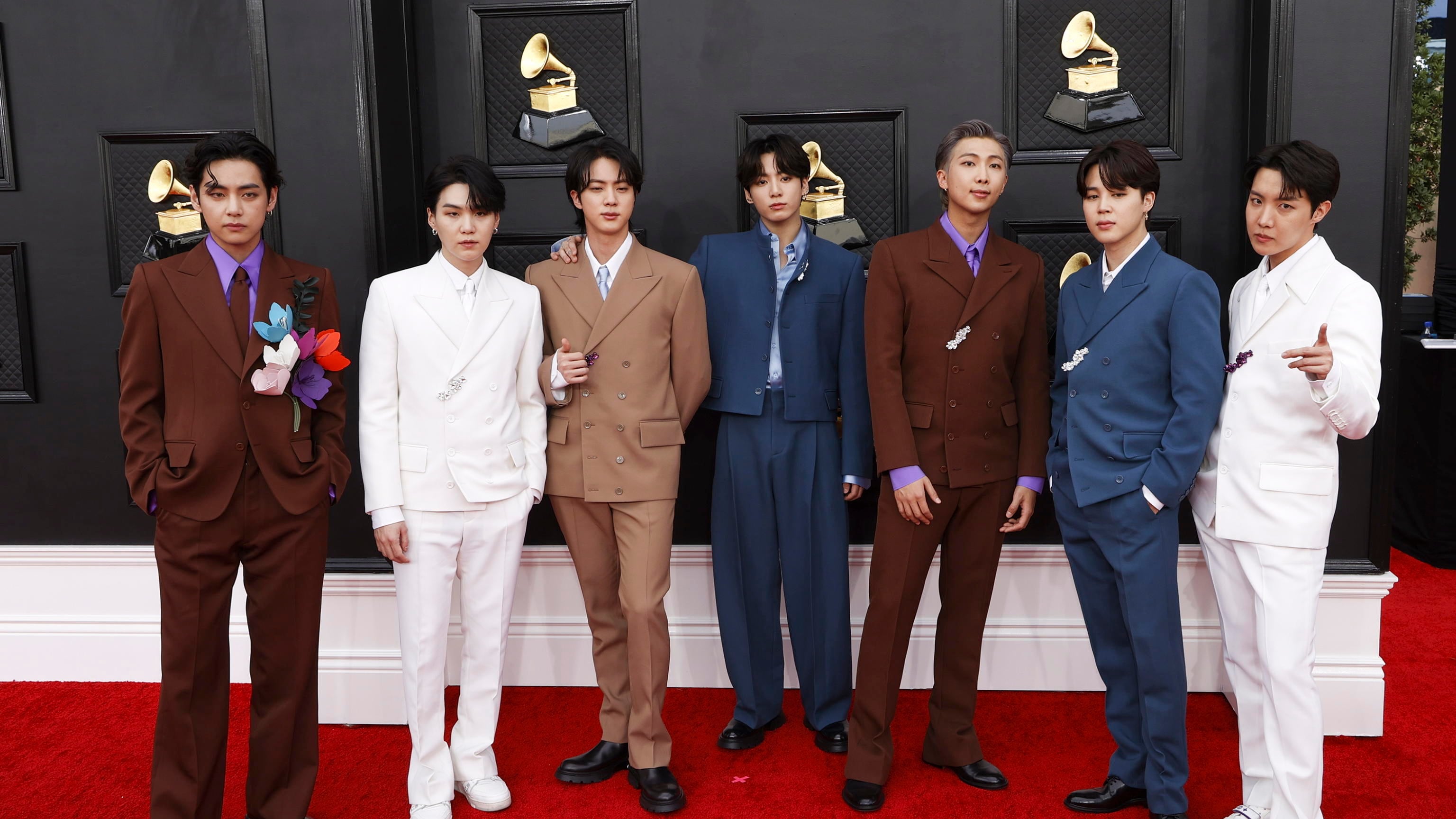 Grammy 2022, vince Olivia Rodrigo e Jon Batiste. Web in rivolta