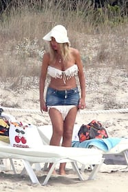 Valeria Marini, strip e bikini stellare a Formentera 3