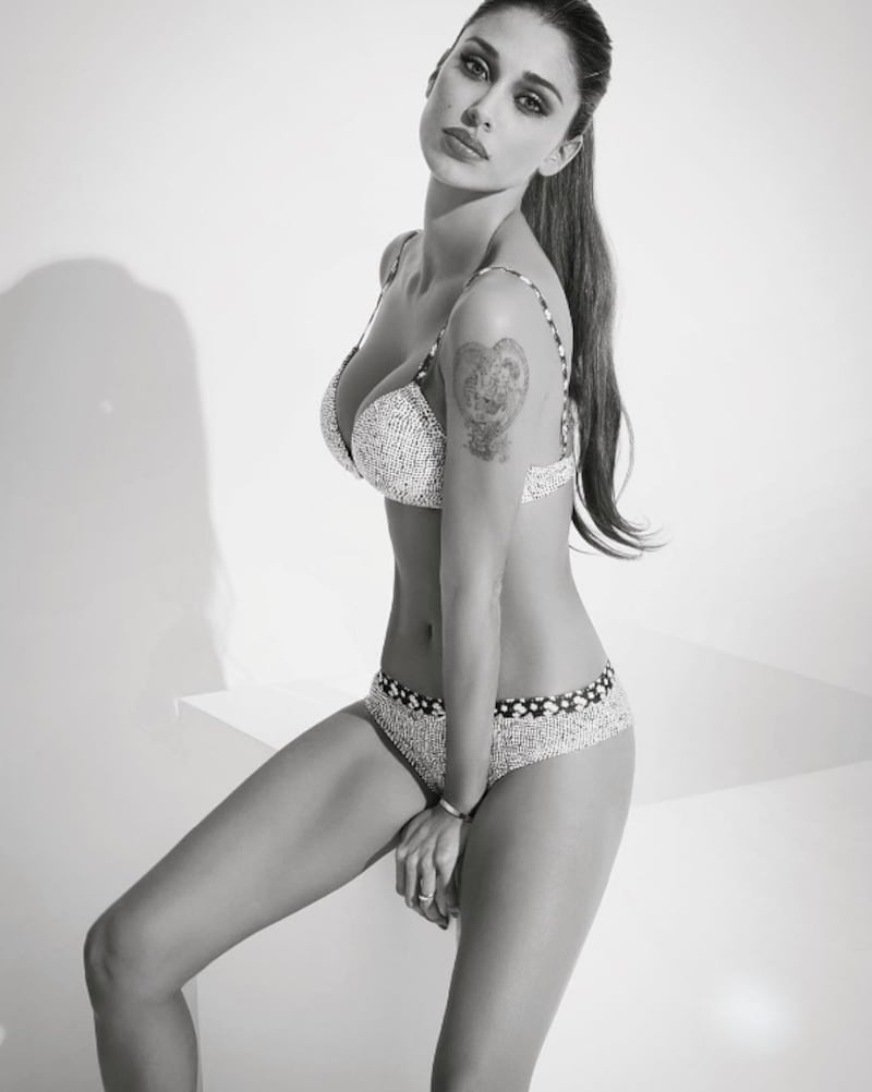 Belen Rodriguez, bikini bollente in spiaggia: foto 33