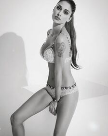 Belen Rodriguez, bikini bollente in spiaggia: foto 33