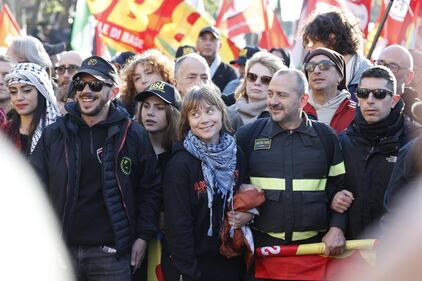 Greta Thunberg e Francesca Albanese al corteo Pro Pal a Roma: le foto 3